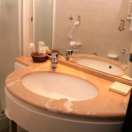 מלון Delle Rose 3*